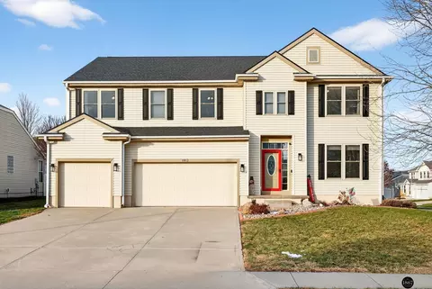 1802 Fox Run Dr, Papillion, NE 68046