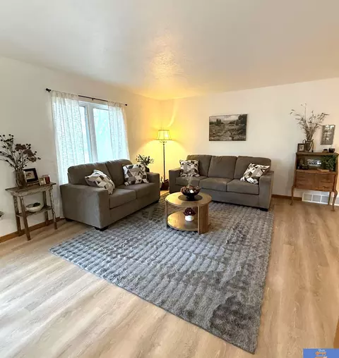 Living - 1408 Ashland Ave, Beatrice, NE 68310 photo 2 of 6