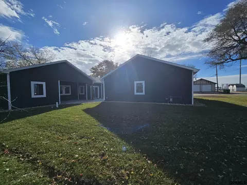 Exterior - 811 S Saunders Ave, Sutton, NE 68979 photo 4 of 8