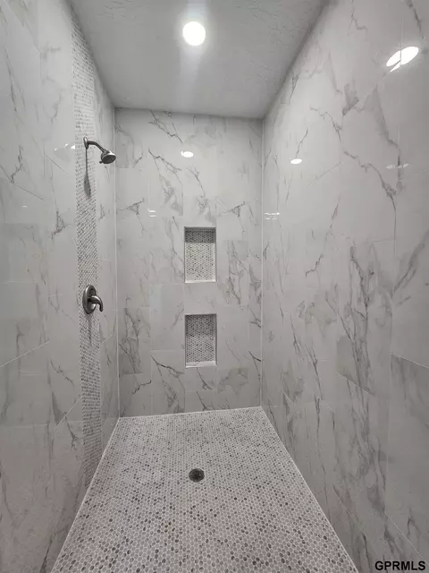 Bath - 811 S Saunders Ave, Sutton, NE 68979 photo 3 of 4