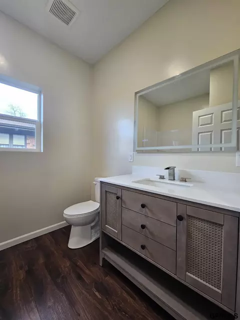 Bath - 811 S Saunders Ave, Sutton, NE 68979 photo 1 of 4