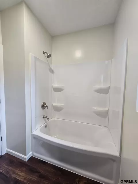 Bath - 811 S Saunders Ave, Sutton, NE 68979 photo 2 of 4