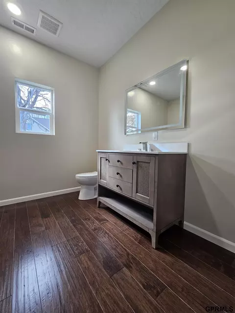 Bath - 811 S Saunders Ave, Sutton, NE 68979 photo 4 of 4