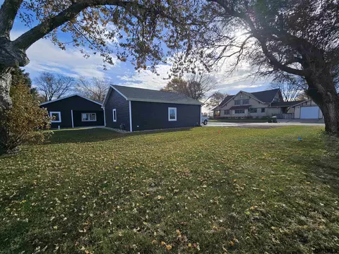 Exterior - 811 S Saunders Ave, Sutton, NE 68979 photo 5 of 8