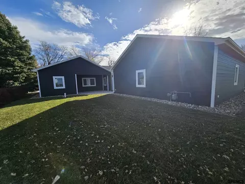 Exterior - 811 S Saunders Ave, Sutton, NE 68979 photo 3 of 8