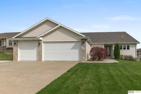 9040 Berg Dr, Lincoln, NE 68505