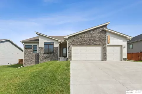 2116 Gindy Dr, Bellevue, NE 68147