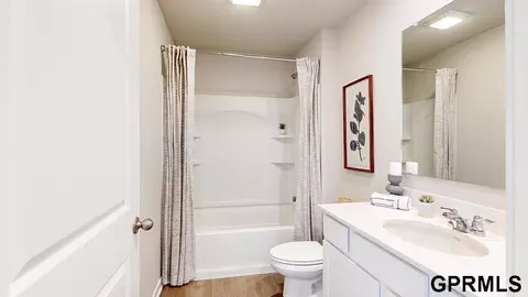 Bath - 17031 Craig St, Bennington, NE 68007 photo 3 of 4
