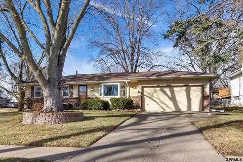 5426 S 105th St, Omaha, NE 68127