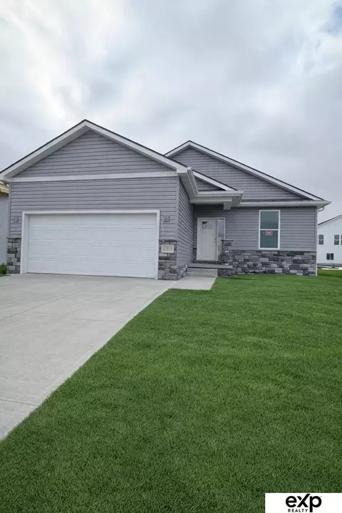 17515 Greenleaf Dr, Omaha, NE 68136