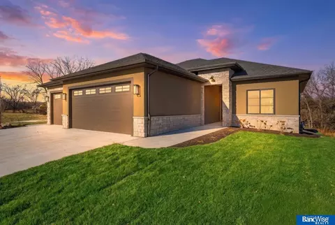 9134 Marbella Dr, Lincoln, NE 68520