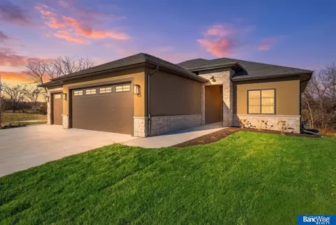 9134 Marbella Dr, Lincoln, NE 68520