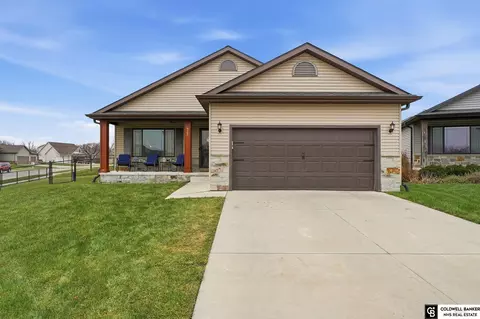 925 Scotts Creek Ct, Hickman, NE 68372