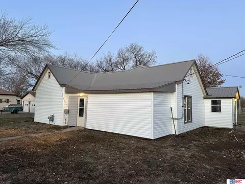 310 Thayer St, Beatrice, NE 68310 photo 2