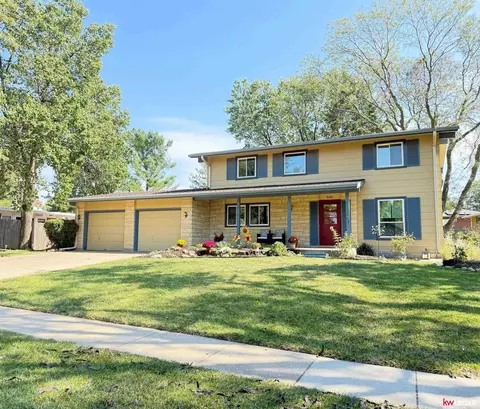 630 Cottonwood Dr, Lincoln, NE 68510