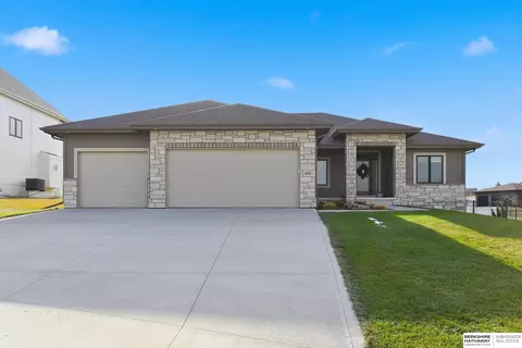 10233 Caspian Dr, Papillion, NE 68046