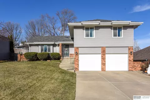 15512 Fieldcrest Cir, Omaha, NE 68154