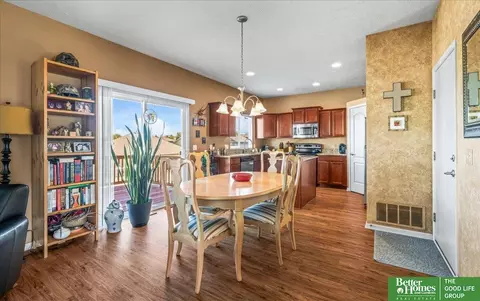 4606 Clearwater Dr, Papillion, NE 68133