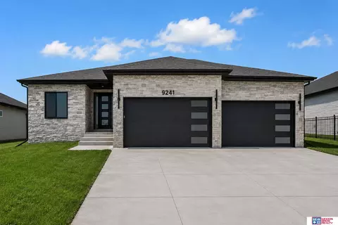 9241 Castle Pine Dr, Lincoln, NE 68516