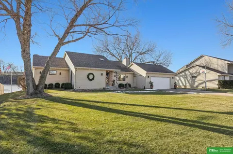 5244 Ventura Dr, Fremont, NE 68025