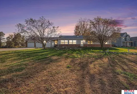 1054 Hillcrest Dr, Fremont, NE 68025