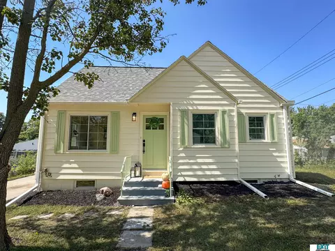 1023 S 42nd St, Lincoln, NE 68510