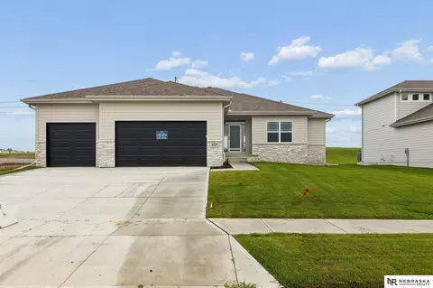 8704 Legacy St, Papillion, NE 68046