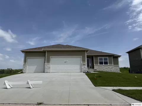 8704 Legacy St, Papillion, NE 68046