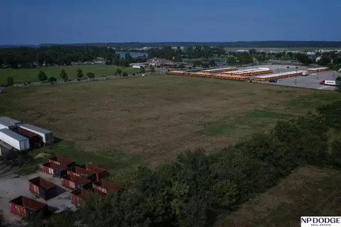 13 E Th E Locust St, Carter Lake, IA 51510