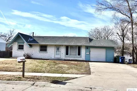 2802 Wayne St, Bellevue, NE 68005