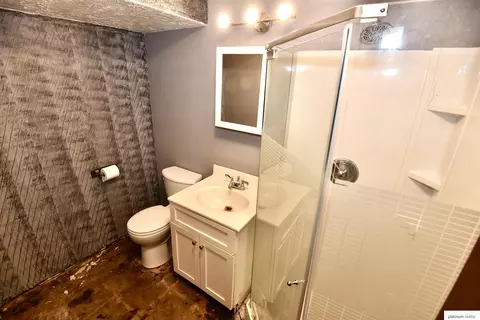Bath - 2802 Wayne St, Bellevue, NE 68005 photo 2 of 2