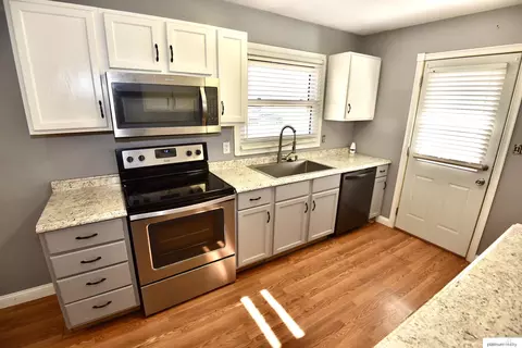 Kitchen - 2802 Wayne St, Bellevue, NE 68005 photo 3 of 6