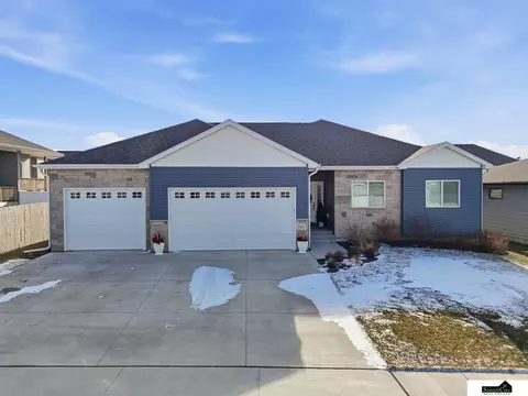 7441 Maxine Dr, Lincoln, NE 68516