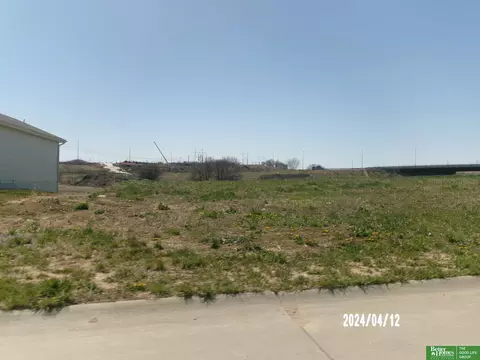 18407 Greenleaf St, Omaha, NE 68136