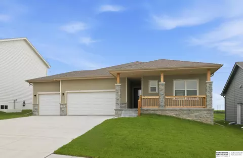 18410 Palisades Dr, Omaha, NE 68136