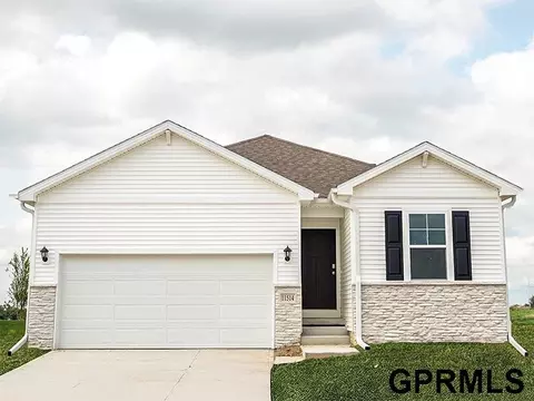 11452 White Pine Dr, Papillion, NE 68046