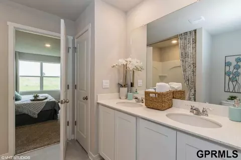 Bath - 13714 Vane St, Omaha, NE 68142 photo 2 of 4