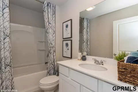 Bath - 13714 Vane St, Omaha, NE 68142 photo 3 of 4