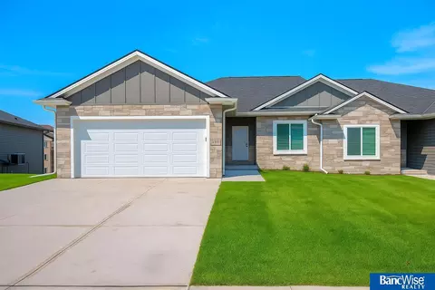 8911 S 42nd St, Lincoln, NE 68516
