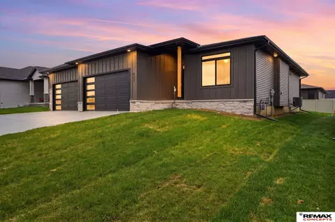 527 N 108 St, Lincoln, NE 68527