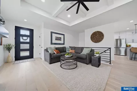 9118 Hillcrest Trl, Lincoln, NE 68520