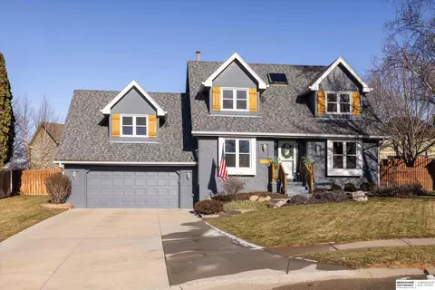 15718 Lakeside Cir, Omaha, NE 68135