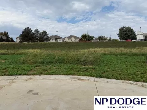 704 Valley Rd, Papillion, NE 68046
