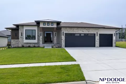 8901 Appaloosa Ln, Lincoln, NE 68520