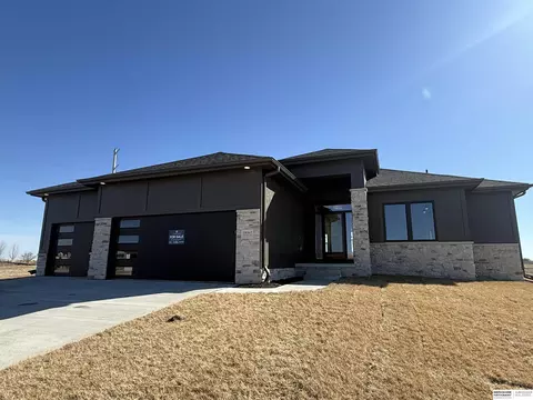 18067 Sycamore Dr, Gretna, NE 68028