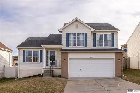 8815 Quest St, Omaha, NE 68122