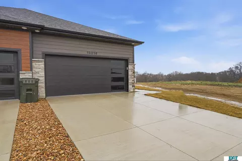 10216 Hascall Cir, Lincoln, NE 68520