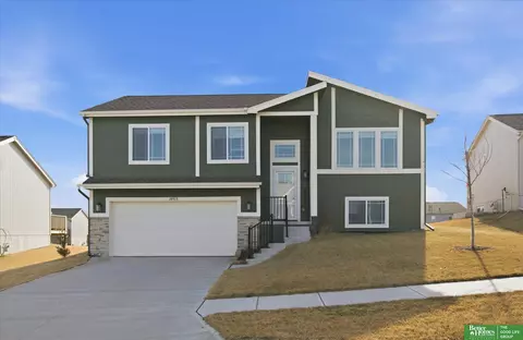 10913 Sheffield St, Omaha, NE 68142