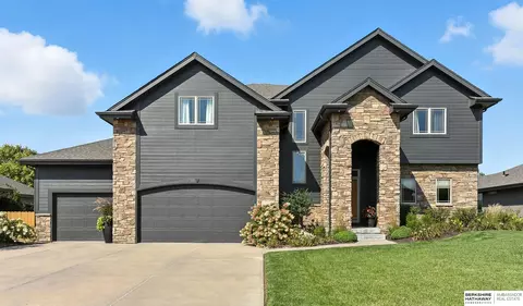 1916 Atlas Dr, Papillion, NE 68133