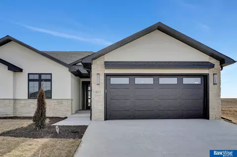 9217 Marbella Dr, Lincoln, NE 68520